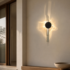 Moderne metalen wandlamp met zonnestralen