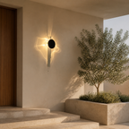 Moderne metalen wandlamp met zonnestralen