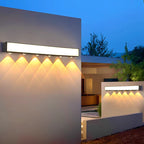 Moderne lineare Wandleuchte aus Metall