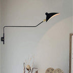 Moderne Metall-Wandleuchte mit Schwenkarm